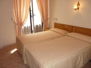 Łóżko lub łóżka w pokoju w obiekcie Hostal Fernandez