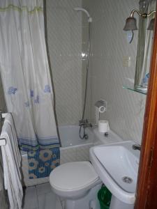 łazienka z toaletą, umywalką i prysznicem w obiekcie Hostal Fernandez w Madrycie