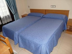 Łóżko lub łóżka w pokoju w obiekcie Hostal Fernandez