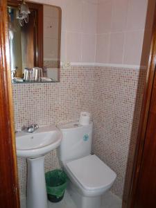 łazienka z białą toaletą i umywalką w obiekcie Hostal Fernandez w Madrycie
