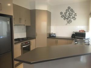 Η κουζίνα ή μικρή κουζίνα στο Mount Gambier Apartment - 1206