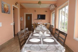 Televiisor ja/või meelelahutuskeskus majutusasutuses Upasana Eco Resort