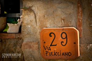 una señal naranja en el costado de una pared en Agriturismo Villino del Grillo, en San Gimignano