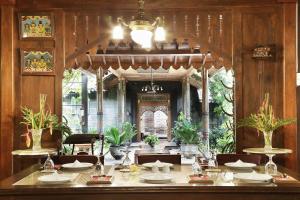 una sala da pranzo con tavolo, sedie e ayrinth di Melva Balemong a Ungaran