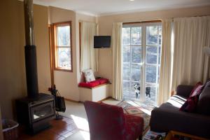 Whiskey Gully Wines في ستانثورب: غرفة معيشة مع أريكة ومدفأة ونافذة