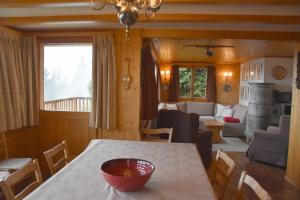 una sala da pranzo con tavolo e un soggiorno di Val Dieu a Verbier