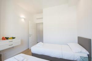 A bed or beds in a room at Alinari Apartment Még 8 kép