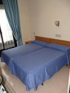Łóżko lub łóżka w pokoju w obiekcie Hostal Fernandez
