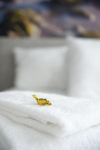a small yellow object sitting on top of white towels at City2Beach Hotel in Vlissingen