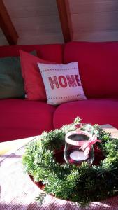 Ferienwohnung Hasenfratz في لوفينغن: أكليل عيد الميلاد على أريكة مع وسادة منزلية