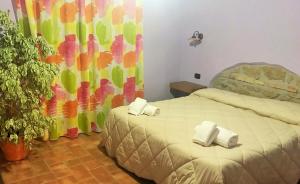1 dormitorio con 1 cama con toallas en La Piana Dell'erika, en Aprilia