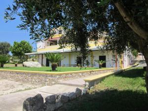 a building with a bench in front of it at Agriturismo Tenuta Pozzello in Torre dell'Orso