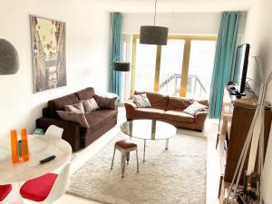 uma sala de estar com um sofá e uma mesa em Spacious flat in the heart of the City Center! Ideal for a family! em Luxemburgo