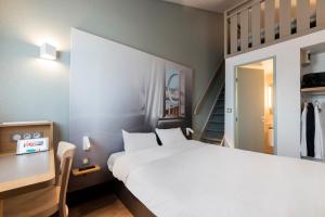 En eller flere senge i et værelse på B&B HOTEL Nantes Parc Expos La Chapelle