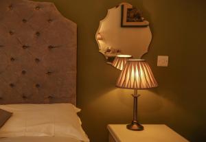 Postel nebo postele na pokoji v ubytování Garrison Hotel