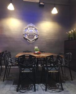 新加坡的住宿－亞特蘭蒂斯豆莢旅館@小印度，一间带木桌和椅子的用餐室