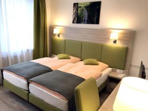 two beds in a hotel room with at Hotel Hinz in Bad Oldesloe