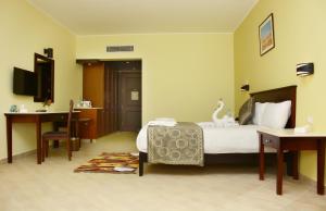 Casa Mare Resort - ex, Royal Tulip Beach Resort的电视和/或娱乐中心