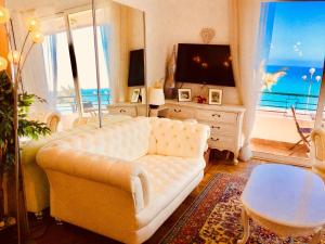 TV a/nebo společenská místnost v ubytování Endless Stunning Mediterranean Sea Views Promenade Des Anglais + 66 fotografií