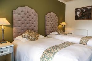 Postel nebo postele na pokoji v ubytování Garrison Hotel