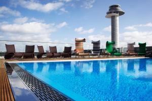 Bazén v ubytování Clarion Hotel Arlanda Airport Terminal nebo v jeho okolí
