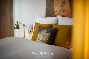 ポズナンにあるVery Berry - Orzeszkowej 16 - MTP Apartment, parking, check in 24hのベッドルーム1室(黄色い枕のベッド1台付)