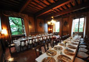 Hotel Villa Casalecchi tesisinde bir restoran veya yemek mekanı