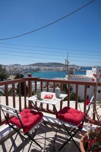 patio con mesa y sillas en el balcón en Arodou Studio and Apartment, en Mykonos ciudad