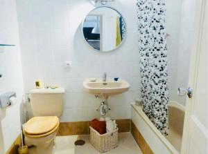 ロス・クリスティアーノスにあるRoyal Stylish sea viewのバスルーム(トイレ、洗面台、鏡付)