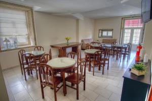 ポンテ・ダ・バルカにあるHotel Os Poetasのテーブルと椅子が備わるレストラン