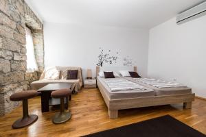 1 dormitorio con 2 camas, mesa y sillas en Apartmani Kristina en Crikvenica