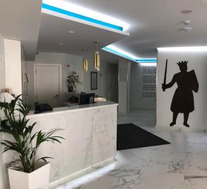 een lobby met een silhouet van een man met een zwaard bij Hotel D. Dinis in Leiria