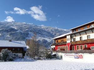 ein Gebäude im Schnee vor einem Berg in der Unterkunft Apartment in Stumm near Zillertal Ski Area in Stumm