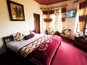 ein Schlafzimmer mit einem großen Bett in einem Zimmer in der Unterkunft Nuwara Eliya Hills Rest in Nuwara Eliya