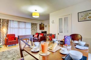 プスヘリにあるBryn Llewelynのリビングルーム(木製テーブル、食べ物付) +16枚の写真