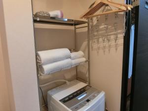 uma pequena lavandaria com máquina de lavar e secar roupa em Hana Botan em Quioto