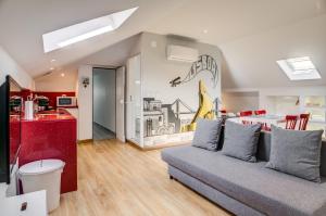 a living room with a couch and a table at Home Out Rooms & Apartments in Lisbon