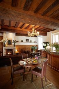 A restaurant or other place to eat at Le Clos Sainte-Marguerite