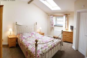 Uma cama ou camas num quarto em Brynheulwen