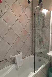 ein Badezimmer mit einer Dusche, einer Badewanne und einem Waschbecken in der Unterkunft Hotel Sierra Silvana in Selva di Fasano