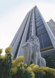 una estatua de un león frente a un edificio en Hotel Suites Bernini en Guadalajara