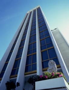 グアダラハラにあるHotel Suites Berniniの窓箱に花が咲く高層ビル