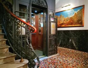 une entrée avec un escalier et une porte dans l'établissement Hotel Montecarlo, à Rome