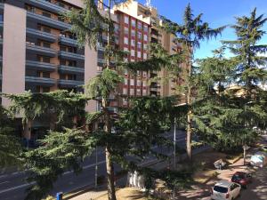 韋斯卡的住宿－Apartamento Huesca en Paseo Ramón y Cajal，树木繁茂的城市公寓大楼