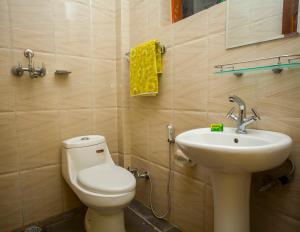 ein Badezimmer mit Toilette und Waschbecken in der Unterkunft Langtang View Nagarkot Bed and Breakfast in Nagarkot