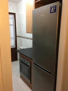 una cucina con frigorifero in acciaio inossidabile di Apartamento Huesca en Paseo Ramón y Cajal a Huesca Altre 13 foto