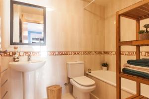 Kúpeľňa v ubytovaní Lets Holidays Sant Sebastià apartment + 9 fotografií
