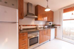 Kuchyňa alebo kuchynka v ubytovaní Lets Holidays Sant Sebastià apartment