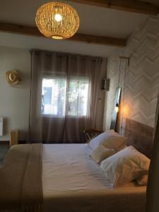 Un pat sau paturi într-o cameră la Villa Kalimera