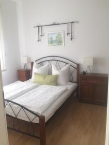 ブラウンシュヴァイクにあるBraunschweig City nahes Apartmentのベッドルーム1室(白いシーツと枕のベッド1台付)